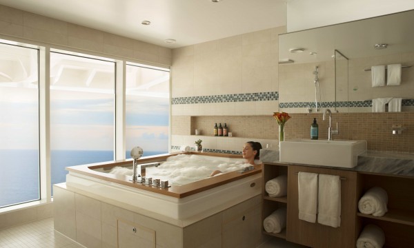 RCL_OA_GENIE_13_RoyalSuite_BubbleBath_2875_B-600x360